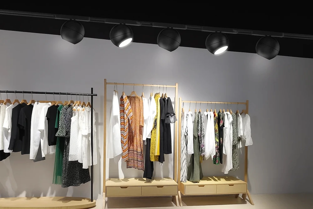 Clear Lighting for Retail Display