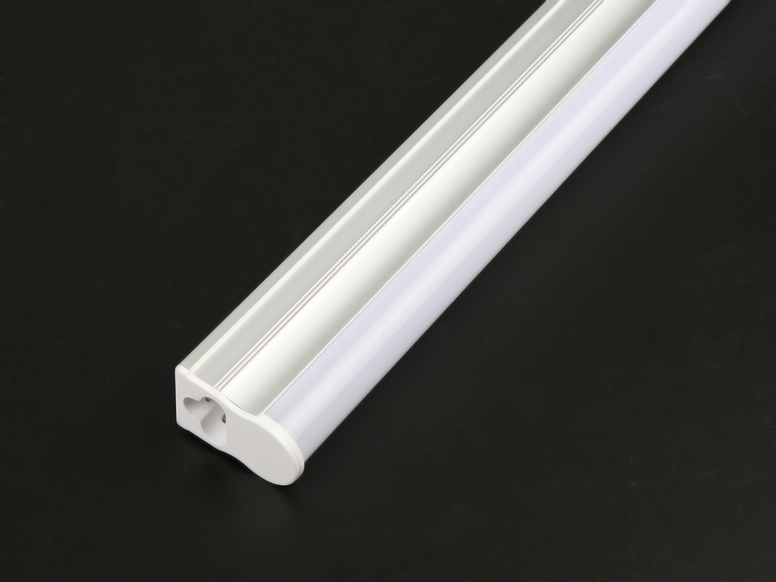 Lámpara lineal LED T5 de acrílico transparente y aluminio de 8W  (T5SMD8TR/LD) – Lummi